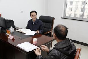 李宗文热情接待来访群众